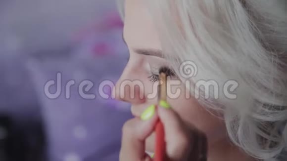 金发女孩做专业化妆视频的预览图