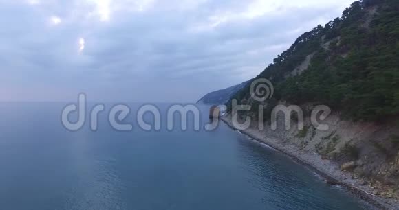 航拍黑海陡崖视频的预览图