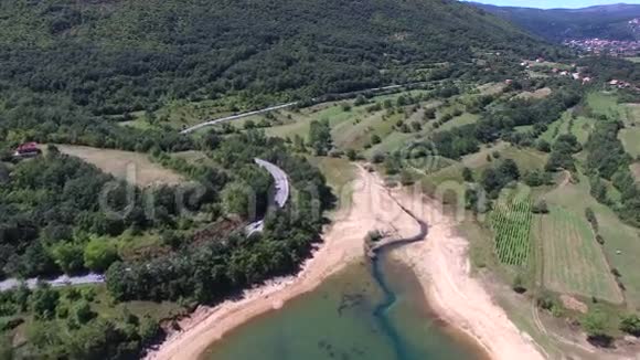 穿越绿色森林丘陵的高速公路鸟瞰图克罗地亚视频的预览图