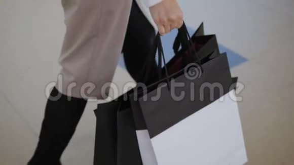 女人手里拿着购物袋靠近商场中心视频的预览图