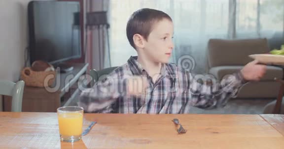 小男孩吃蔬菜视频的预览图