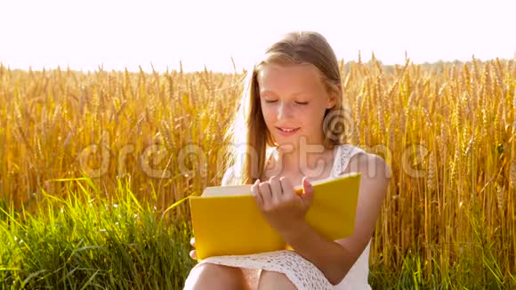 微笑着年轻女孩读谷田书视频的预览图