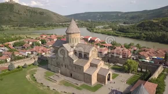 鸟瞰著名的斯维蒂茨霍维利东正教大教堂和历史和旅游小镇姆茨赫塔靠近格鲁吉亚第比利斯视频的预览图