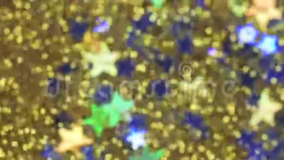 神奇的金色闪光与微小的蓝星缓慢的运动视频的预览图