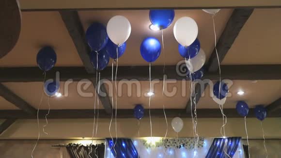 天花板上的蓝白气球视频的预览图