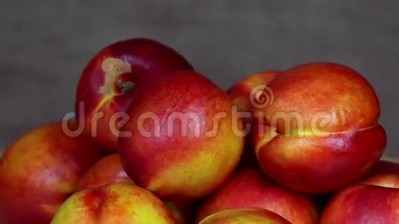 一堆成熟的油桃果实健康的营养逆时针转转盘视频的预览图