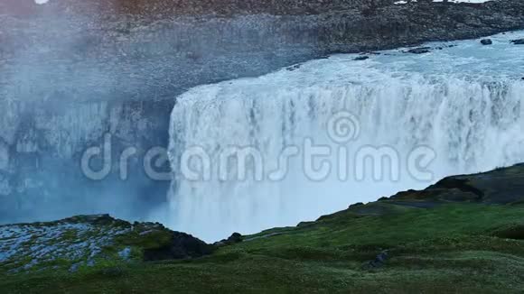 冰岛东北部瓦特纳霍卡尔国家公园的Selfoss瀑布视频的预览图