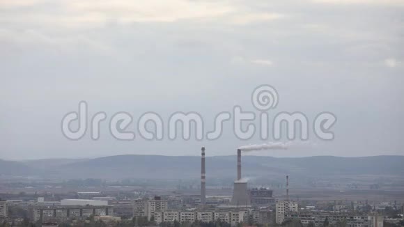 工厂烟囱排放的烟雾对空气的污染视频的预览图