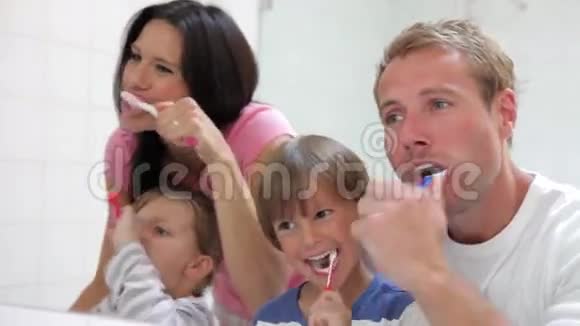 家庭反映在浴室镜刷牙视频的预览图