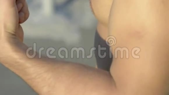 运动员展示他的手臂肌肉视频的预览图