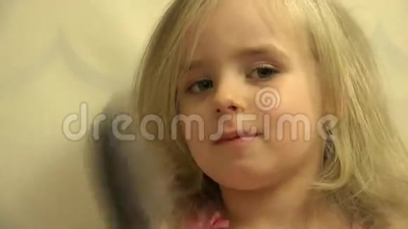 女孩幼儿儿童头发用梳头和刷子自己4K超高清超高清视频的预览图