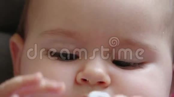 小女孩咀嚼她的玩具02视频的预览图