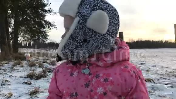 戴着冬帽慢动作的小孩视频的预览图