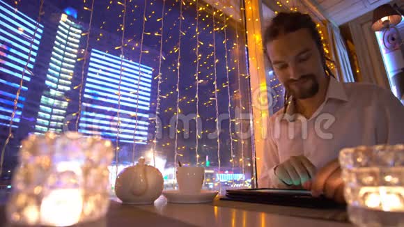 咖啡馆里使用平板电脑触摸屏的人视频的预览图