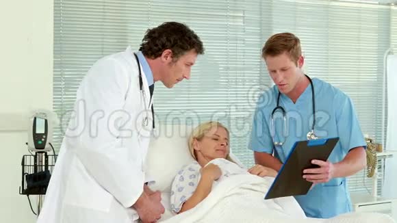 医生给病人看剪贴板视频的预览图