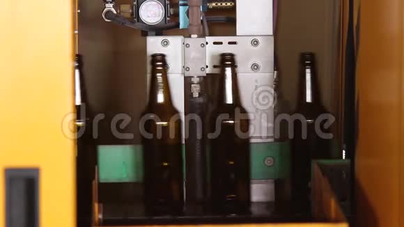 啤酒棕色瓶子沿着传送带移动视频的预览图