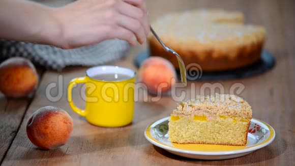 新鲜烤桃饼片视频的预览图