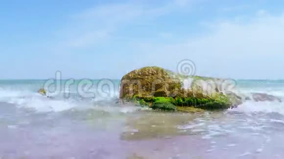 海浪在石头上破碎视频的预览图