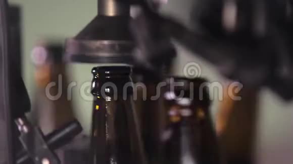 啤酒棕色瓶子沿着传送带移动视频的预览图