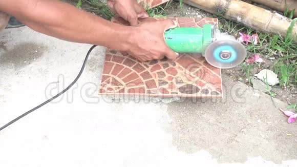 工人用切割瓦锯切割石头视频的预览图