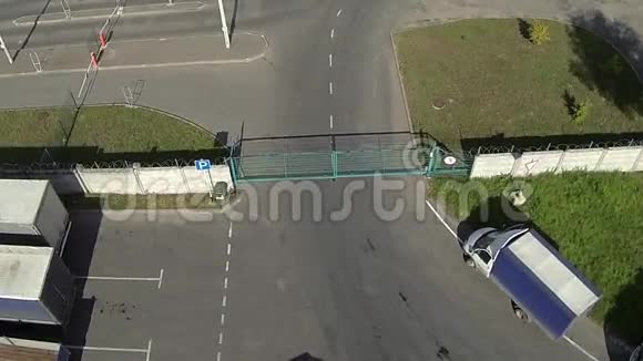 空中射击卡车通过滑动门视频的预览图