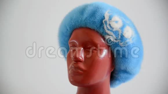 淡蓝色贝雷帽从天然水貂的人体模型侧视图视频的预览图
