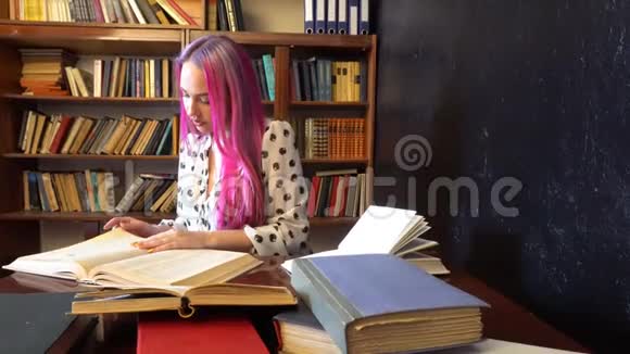 那个在图书馆里长着粉红色头发的女孩在看书视频的预览图