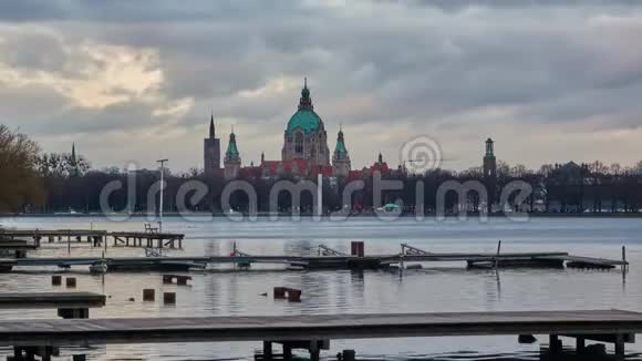 美丽的轮廓傍晚汉诺威和巨大的人工湖马赛4K时间流逝视频的预览图