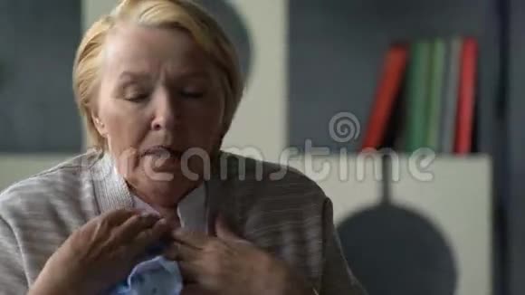 生病的老年妇女咳嗽感觉很糟糕视频的预览图