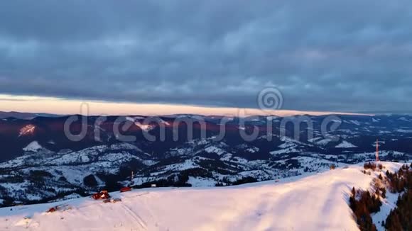飞越通信塔山上积雪覆盖冬季景观视频的预览图