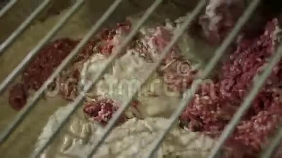 自动烹饪碎香肠视频的预览图