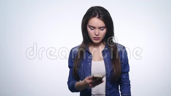 一个年轻愤怒的女人在手机上说话的画像视频的预览图