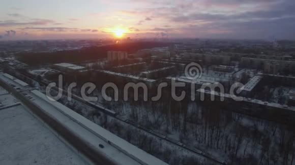 俄罗斯圣彼得堡日出时的冬季鸟瞰图视频的预览图