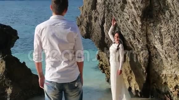 新娘站在水中对着岩石新郎来拥抱视频的预览图