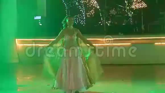 在婚礼晚会上年轻的女孩在舞台上挥舞着翅膀跳舞视频的预览图