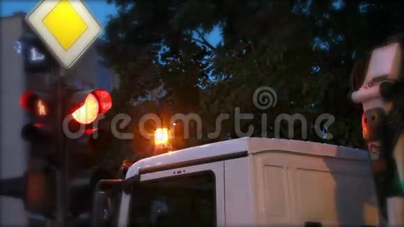 在红绿灯前等候的卡车景观视频的预览图