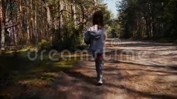 夏天女孩走在森林道路上视频的预览图