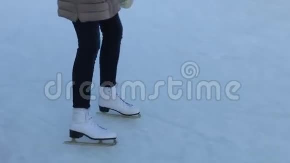 在晴朗的冬日溜冰场上的溜冰腿视频的预览图