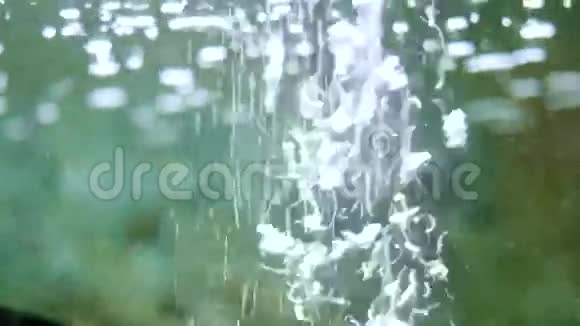 在水中美丽的气泡从深水上升到表面3840x2160视频的预览图