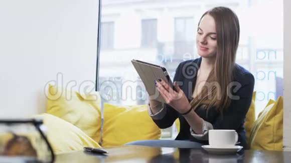 年轻的女商人用桌子和微笑视频的预览图