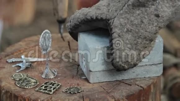 铁匠用金属装饰打开形状视频的预览图
