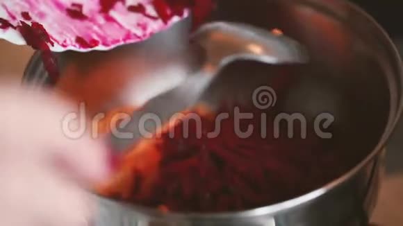 厨师在锅里加入切碎的甜菜视频的预览图