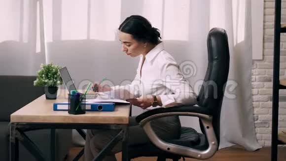 年轻妇女在办公室工作拿文件视频的预览图