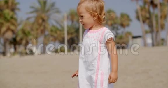 热带天气海滩可爱的金发女孩视频的预览图