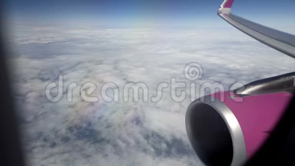 客机在高空飞行通过窗户看到机翼和发动机视频的预览图