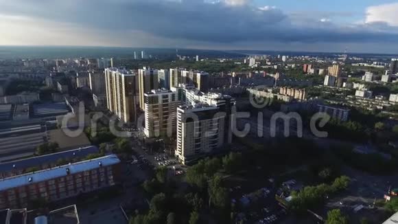 日落时俯瞰现代城市剪辑夏季日落时城市的俯视图视频的预览图
