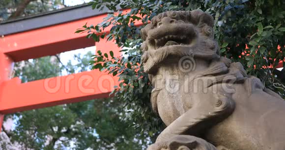 东京哈纳佐诺神社的雕像守护犬视频的预览图