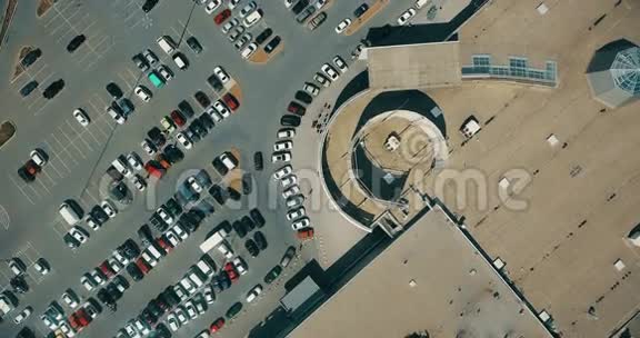 空中俯瞰停车场车和人视频的预览图