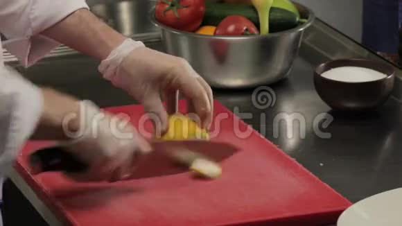 厨师切柠檬关门视频的预览图