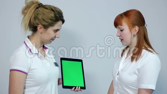 医生在平板上与病人讨论结果绿色屏幕视频的预览图